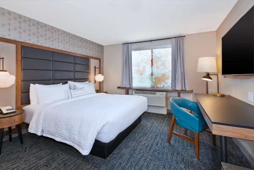 Guest room, 1 King, City view interior